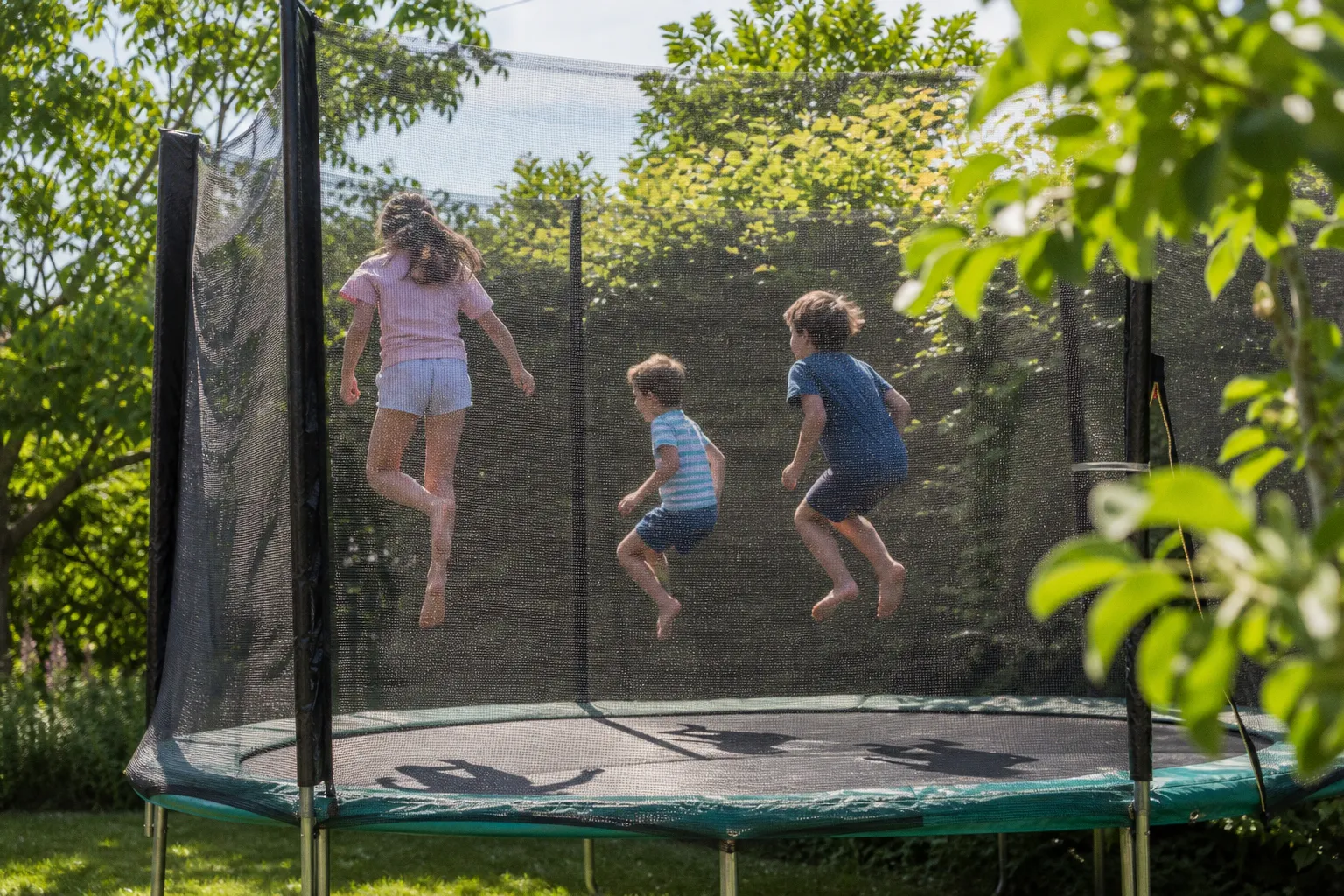 Activités estivales à la maison : pourquoi bouger est indispensable pour vos enfants