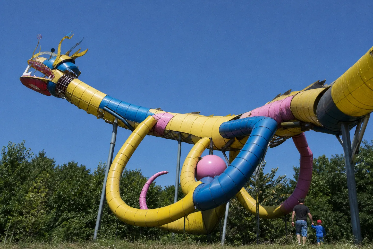 Aires de jeux publiques ou trampoline privé : le vrai calcul pour vos enfants