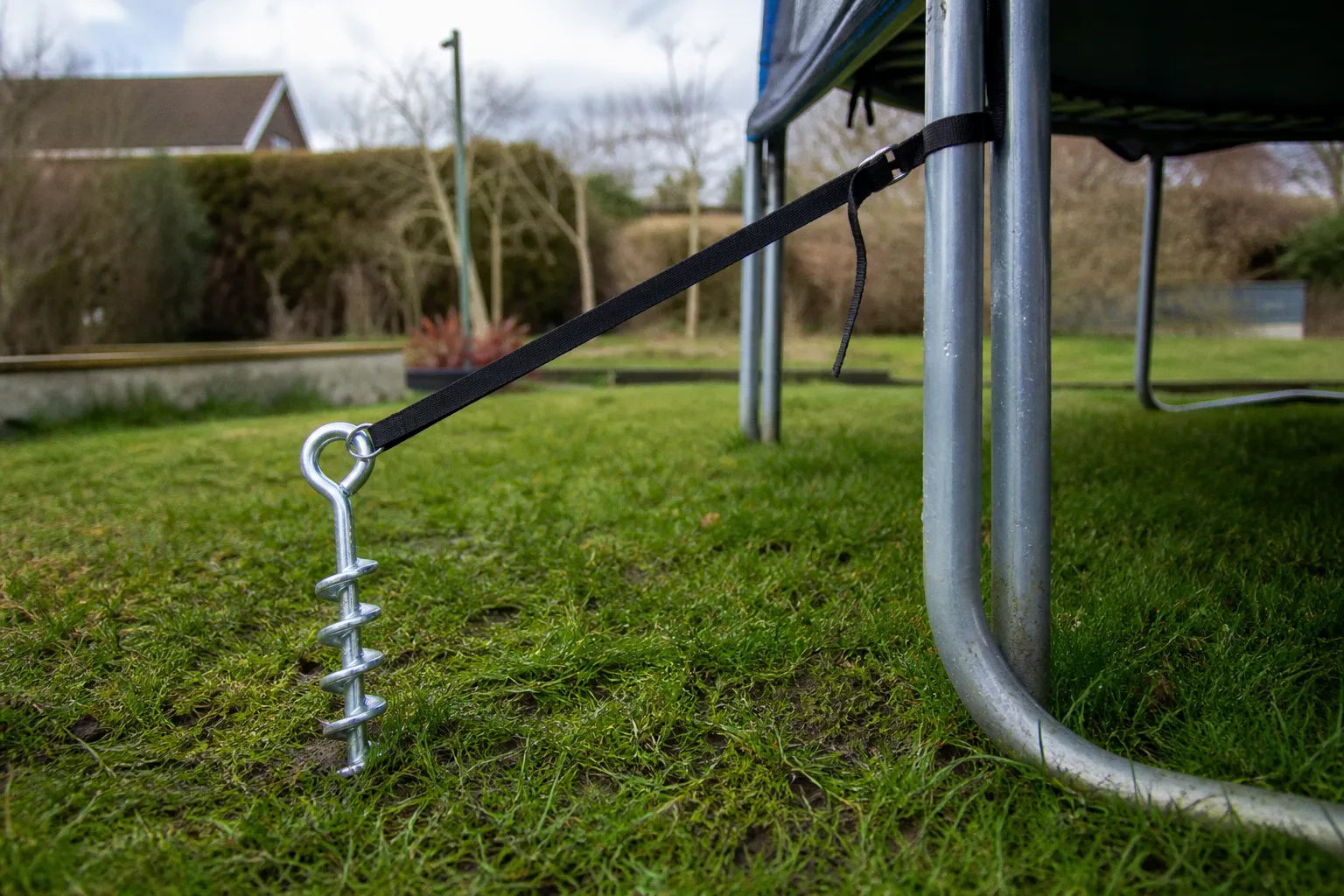 Ancrage sur sol meuble : les solutions pour un trampoline stable