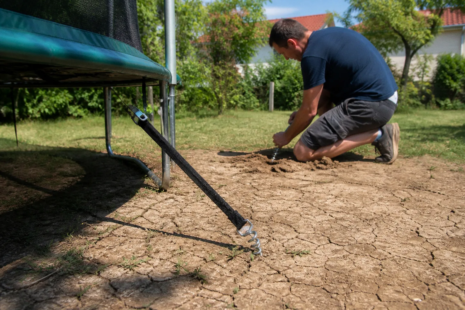 Ancrage trampoline au sol : les systèmes pour résister au vent