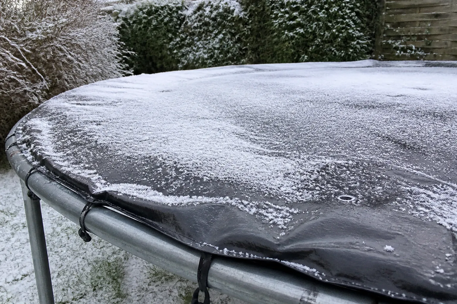 Bâche de protection pour trampoline : 4 modèles pour l'hiver