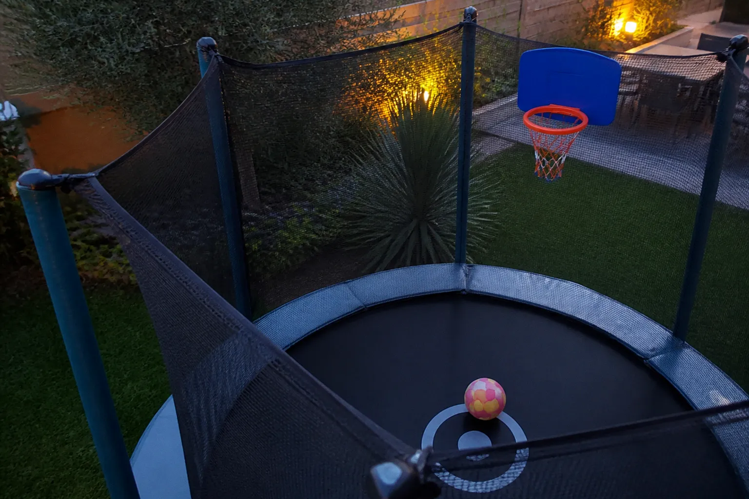 Ballon sur trampoline : quel modèle pour jouer sans danger ?