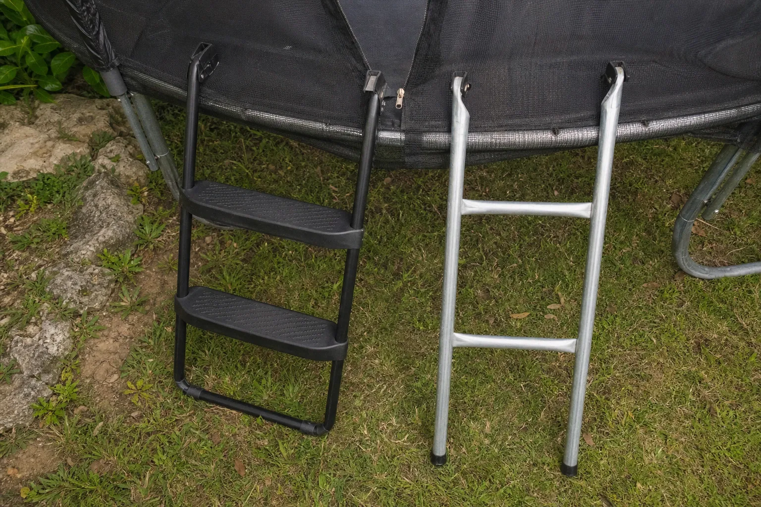Échelle de trampoline : marches plates ou barreaux ?