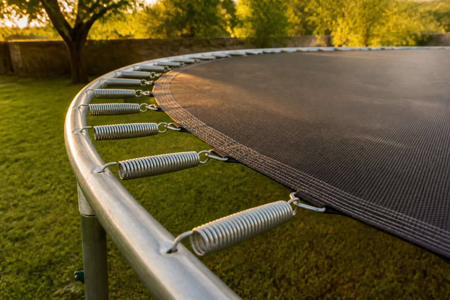 Figures de trampoline pour enfant : 3 sauts de base comparés
