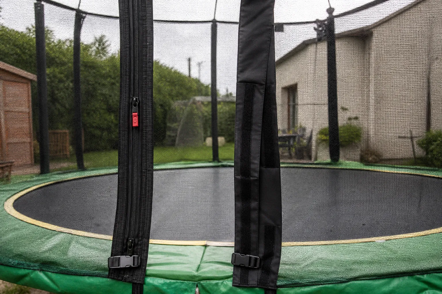 Filet de trampoline : fermeture éclair ou chevauchement ?