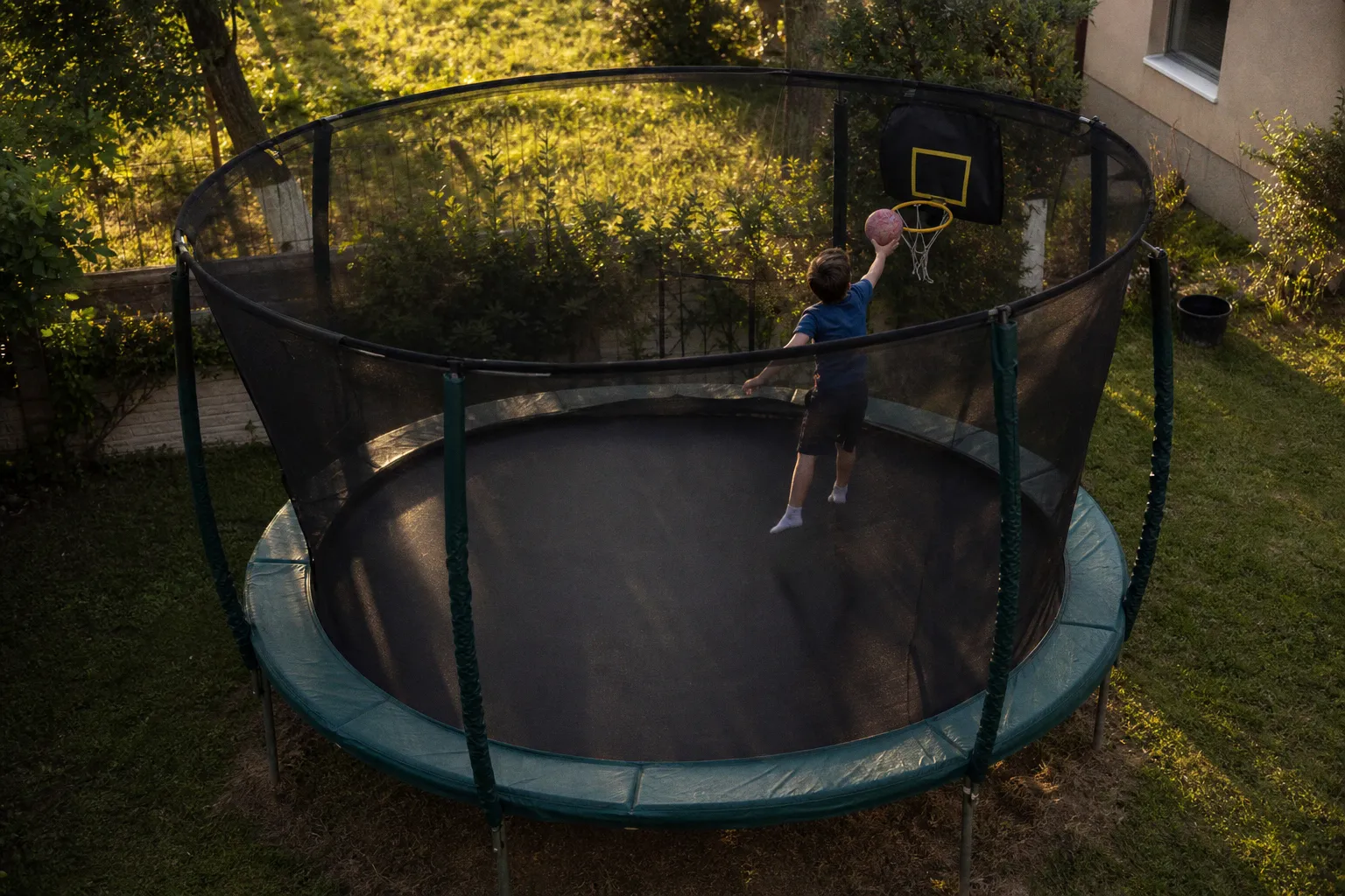 Jeux de ballon sur trampoline : comparatif de trois activités