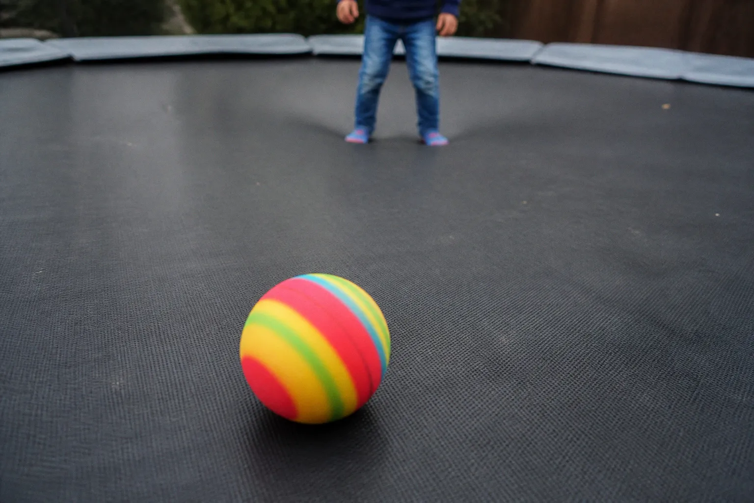 Jeux de trampoline pour renforcer l'équilibre des enfants