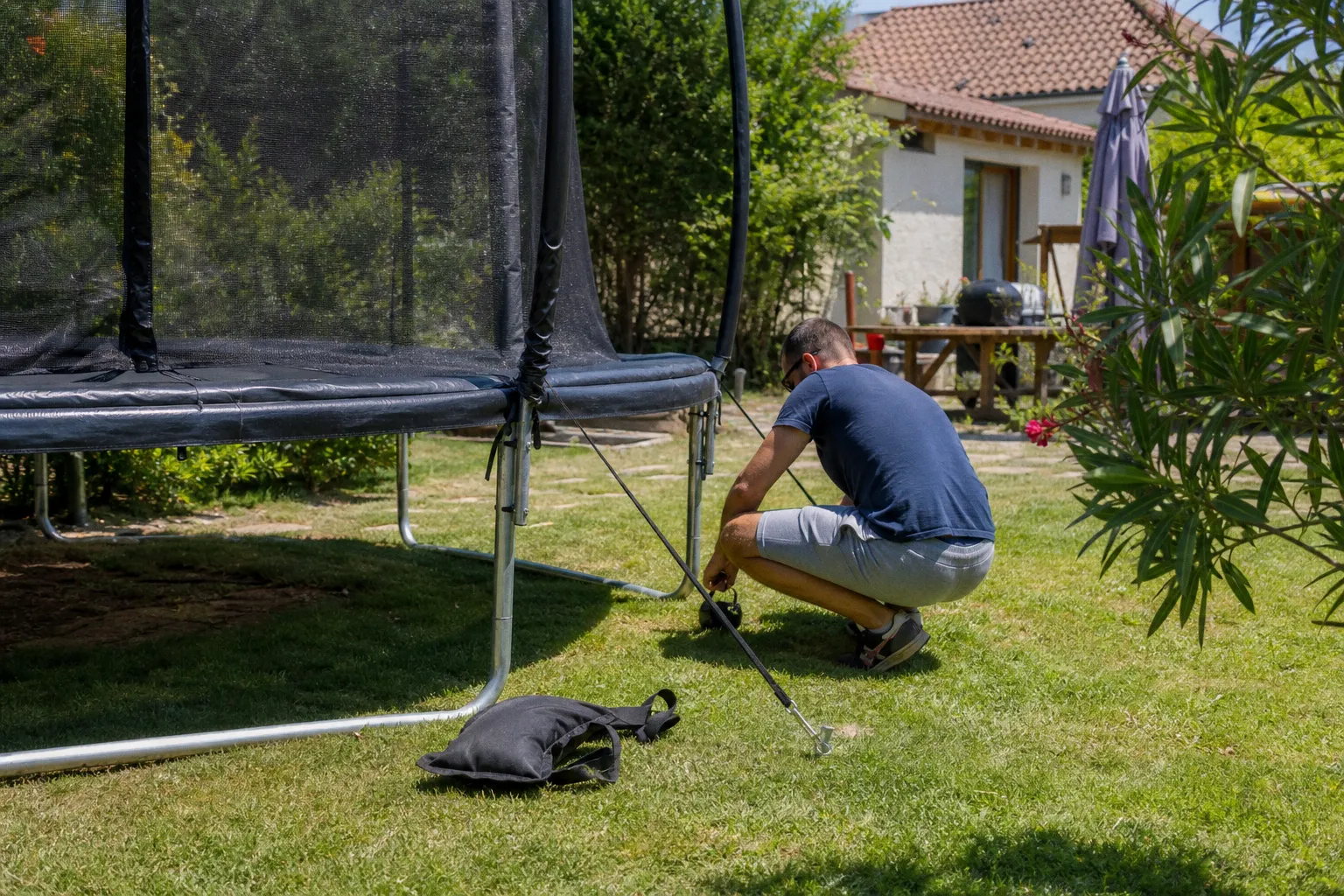 Kits d'ancrage pour trampoline : comparatif des meilleures solutions de fixation au sol