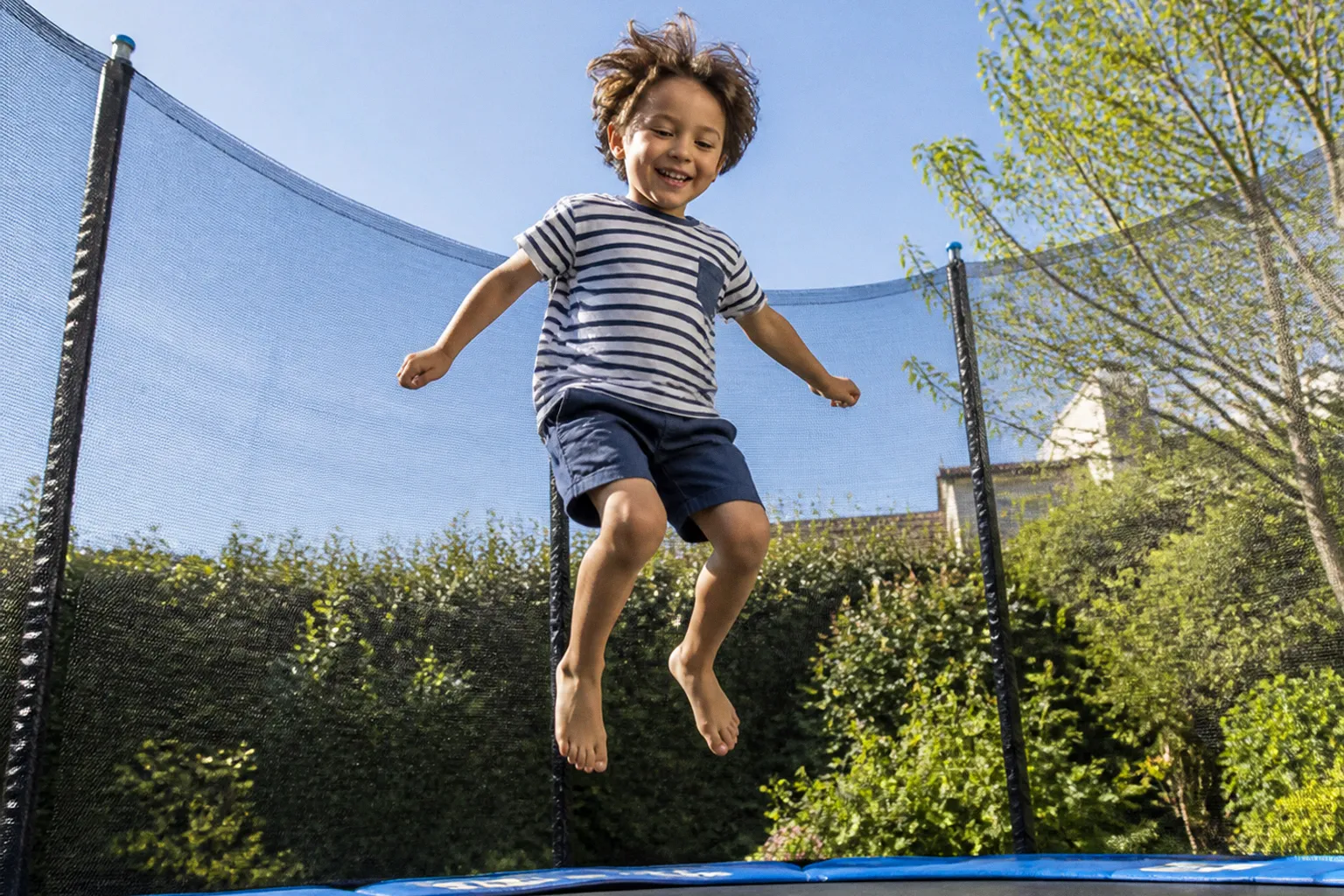Lutter contre l'obésité infantile : le rôle du trampoline de jardin
