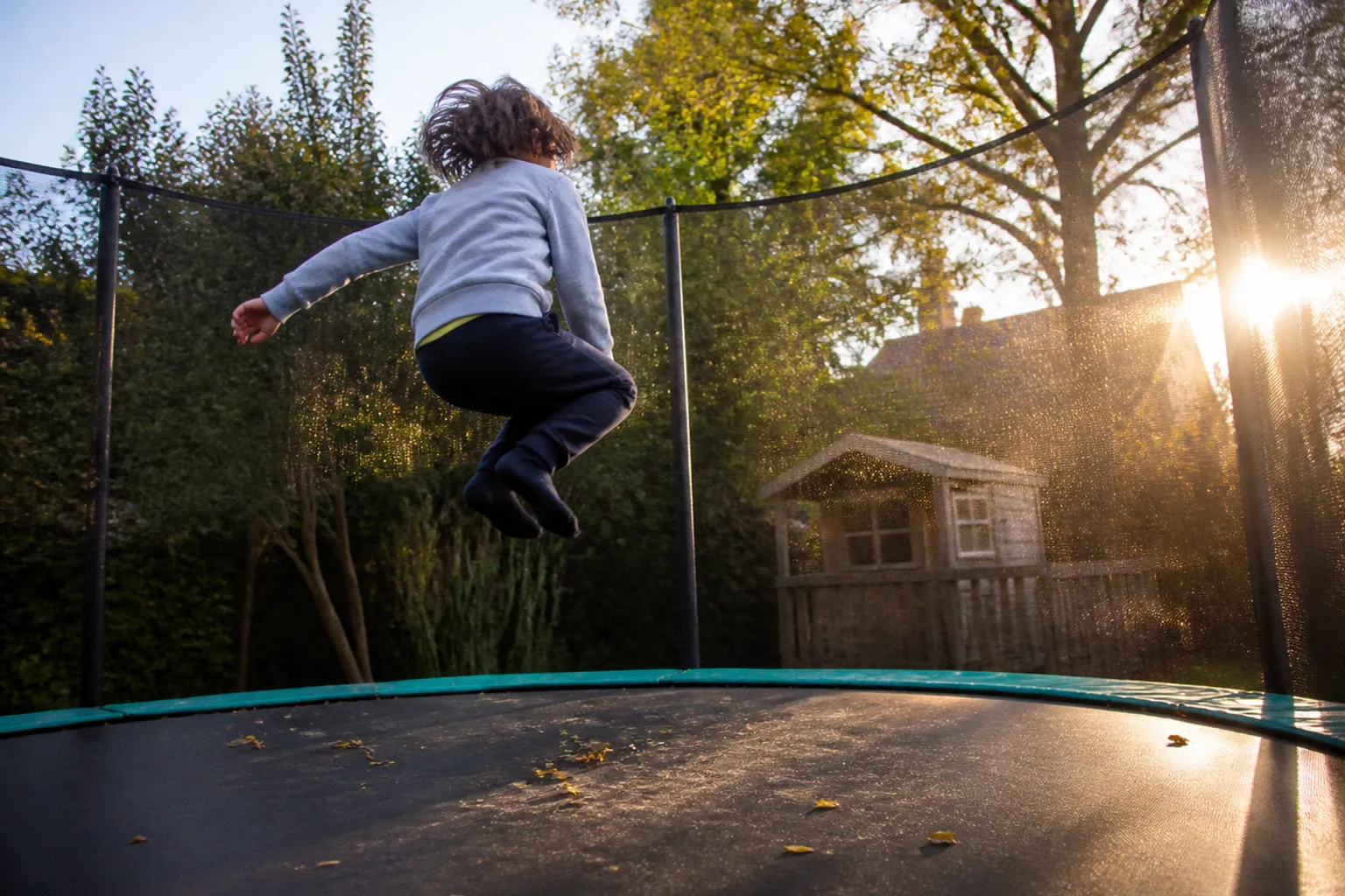 Pourquoi intégrer une séance de trampoline matinale favorise l'équilibre émotionnel des enfants