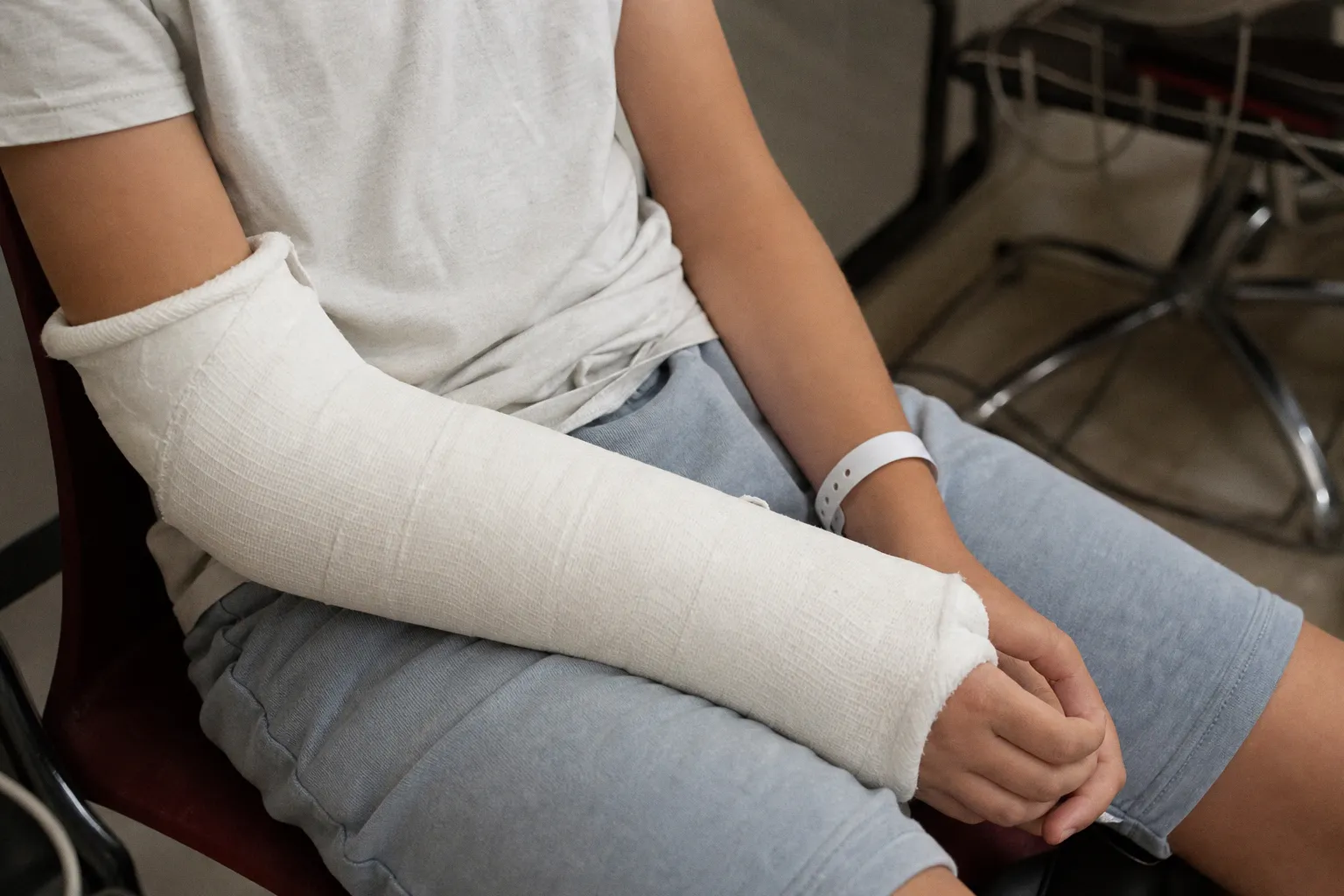 Prévenir les fractures infantiles : sécuriser les jeux de plein air cet été