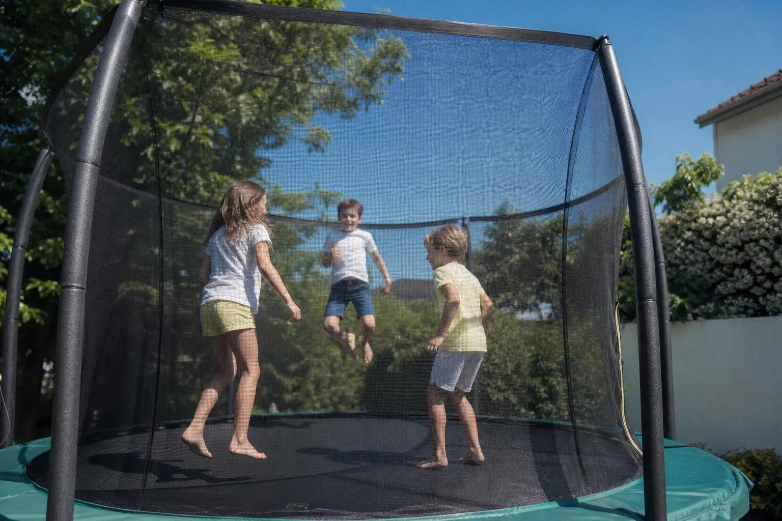 Sécuriser le trampoline : comment prévenir les chutes et les accidents domestiques