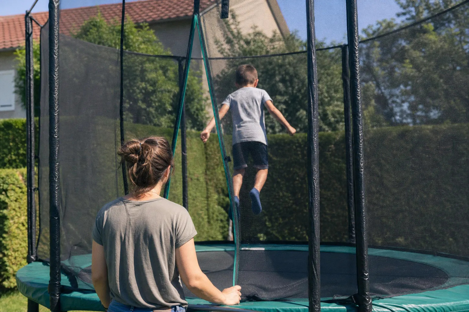 Sécuriser les points d'eau et zones de jeu pour protéger les jeunes enfants