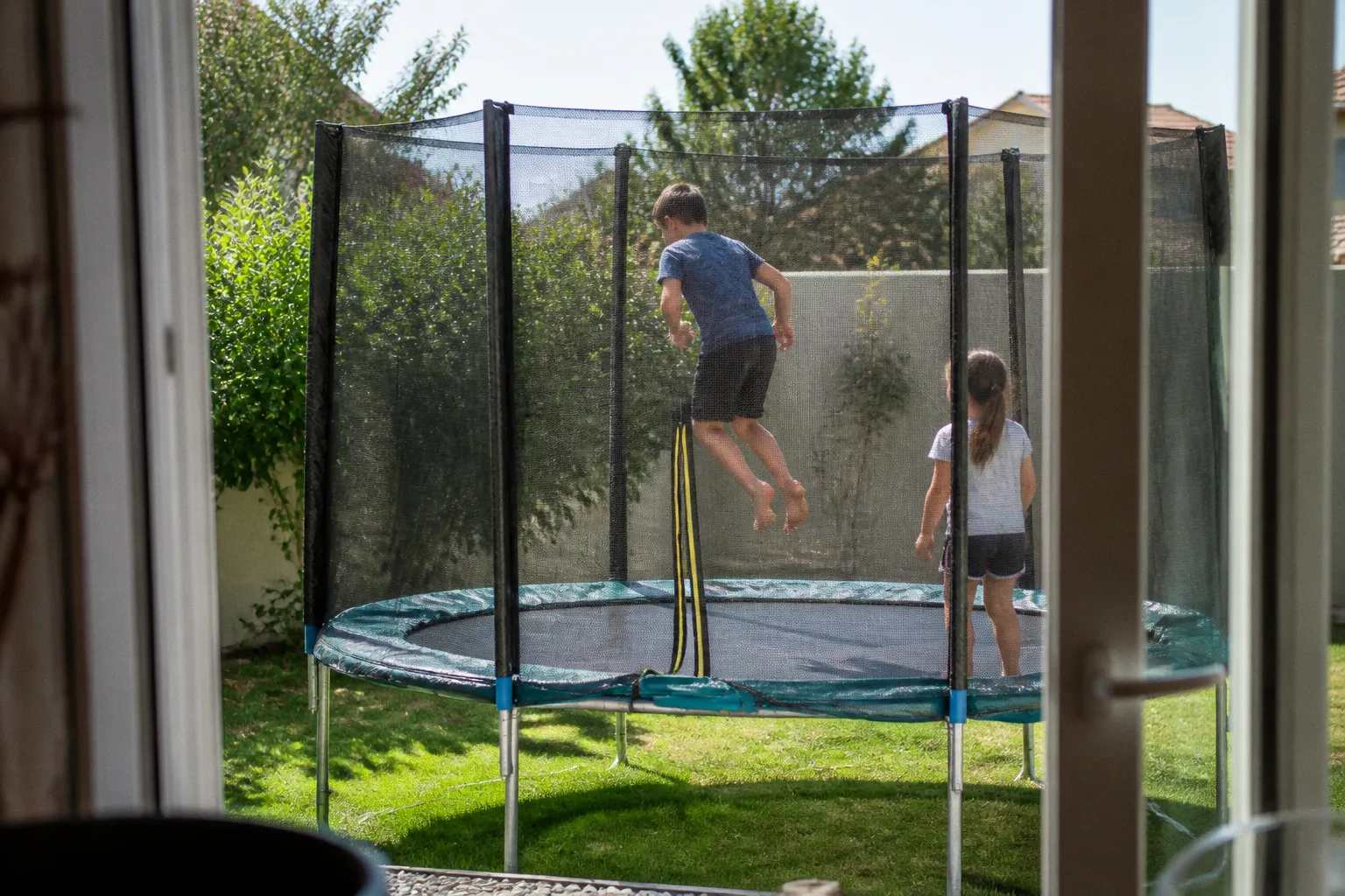Sécurité des trampolines et aires de jeux : les règles essentielles pour vos enfants