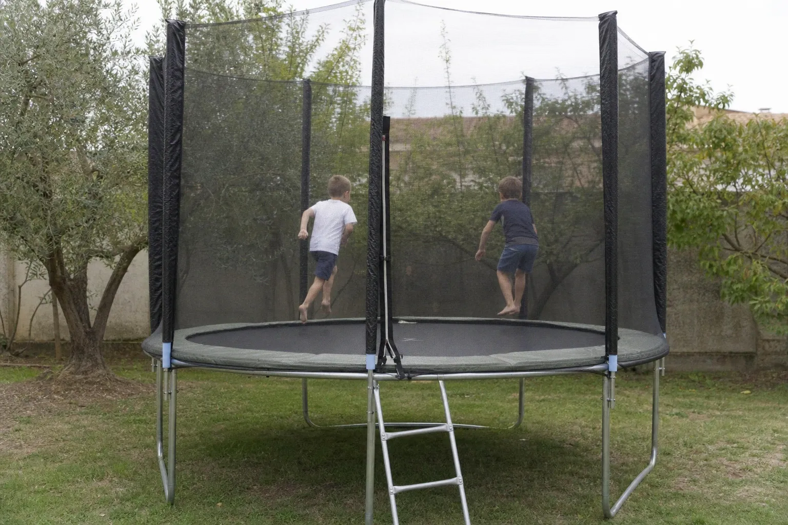 Sécurité des trampolines : les risques cachés du rebond partagé