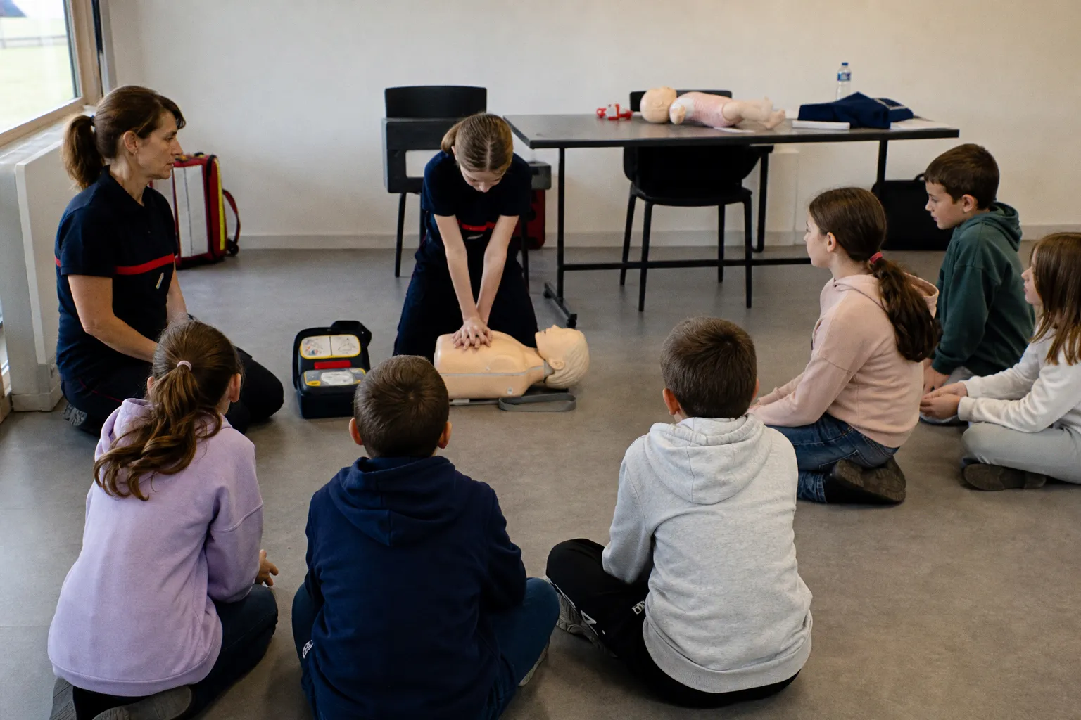 "Si un jour ma mère s'évanouit, je pourrai la sauver" : avec des enfants pour un atelier premiers secours au