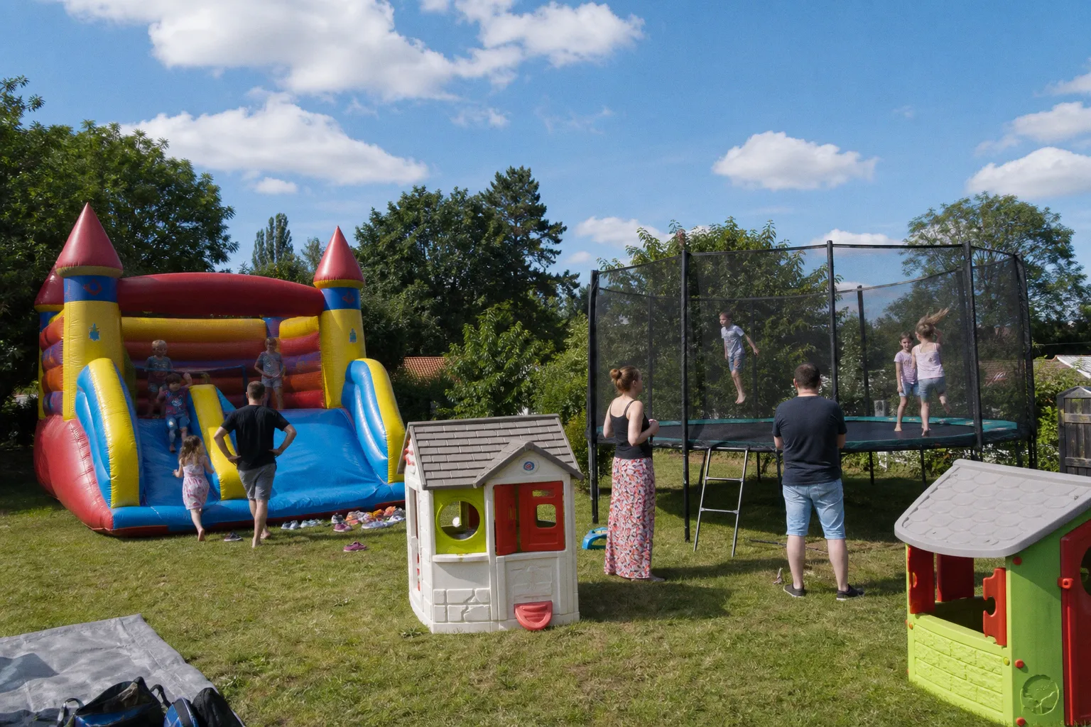 Structures gonflables et trampolines : comment choisir en toute sécurité pour vos enfants