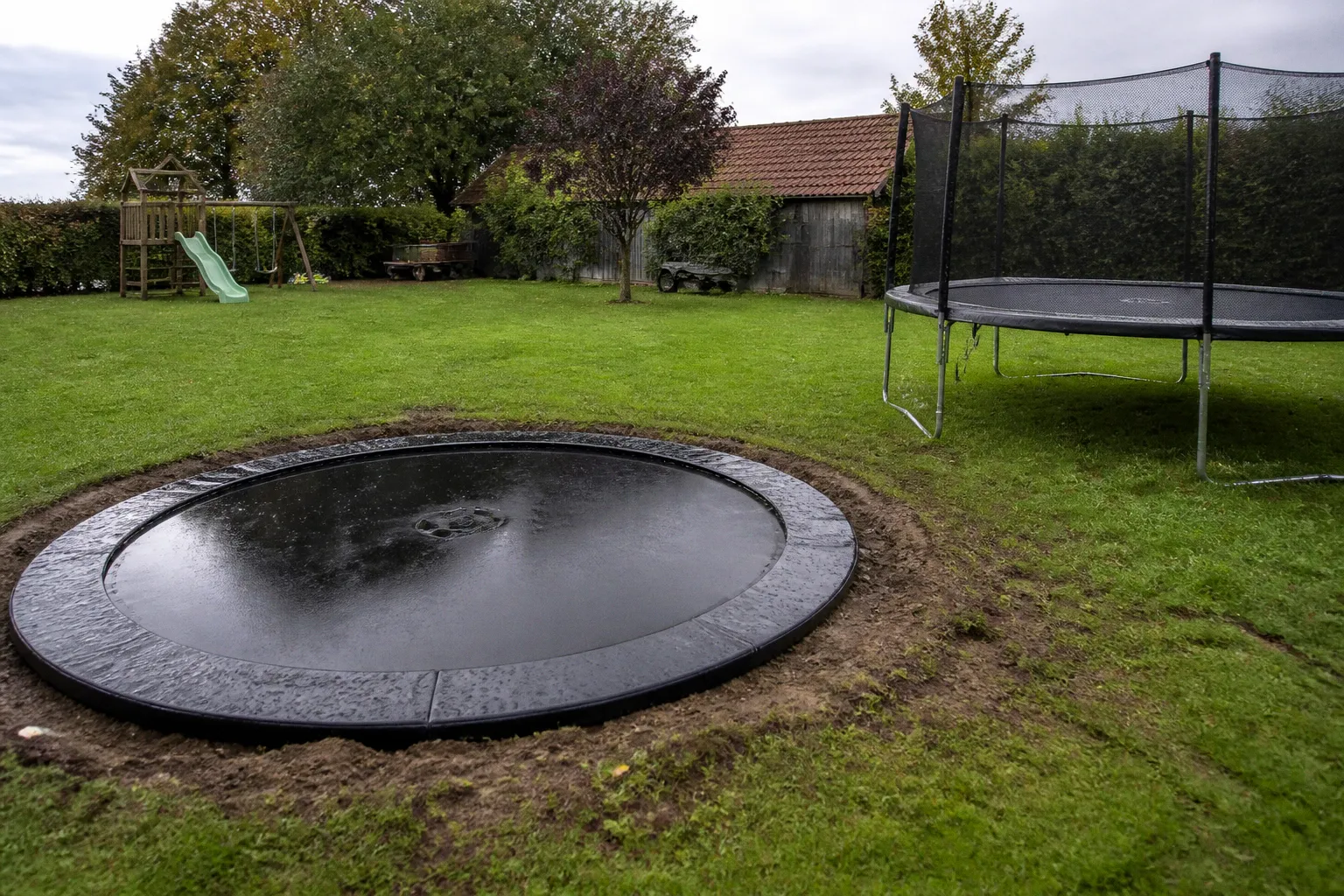 Trampoline enterré ou sur pieds : lequel choisir pour vos enfants