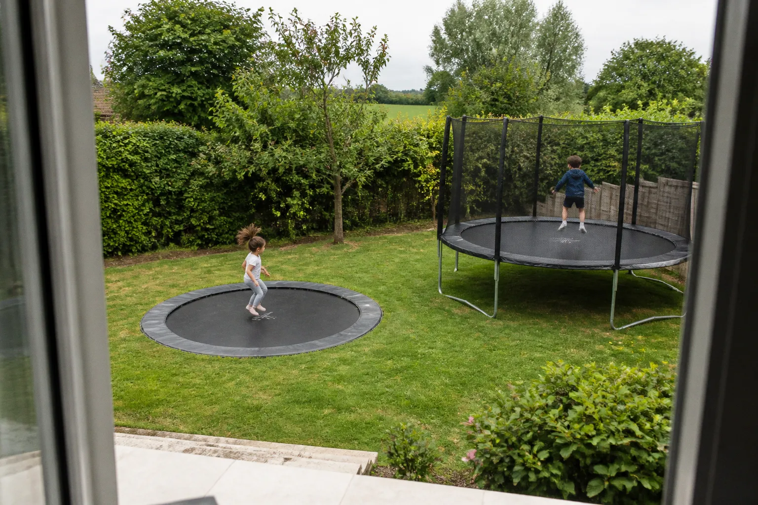 Trampoline enterré ou sur pieds : quel modèle choisir ?