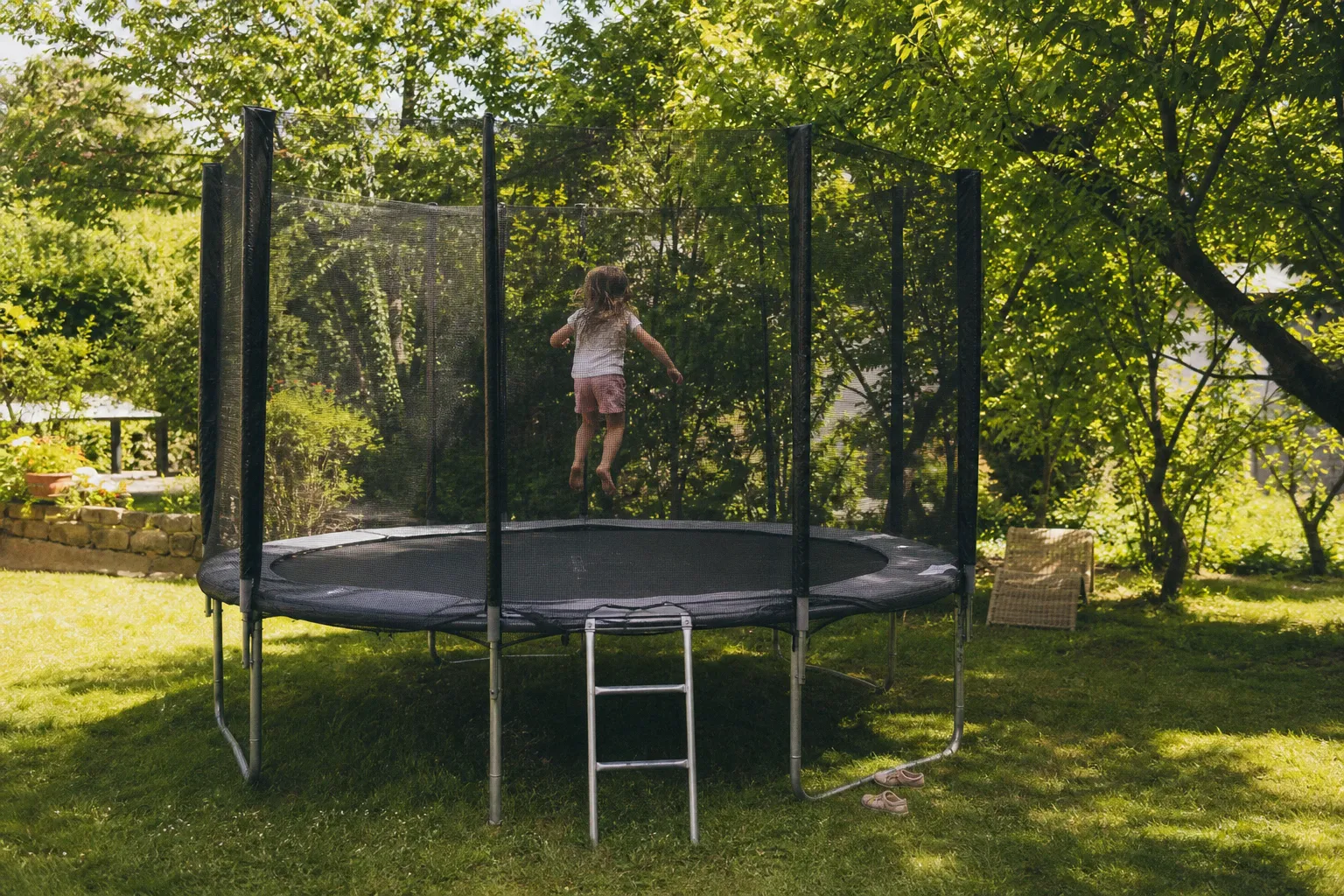 Trampoline : faut-il privilégier les pieds nus ou les chaussettes antidérapantes ?