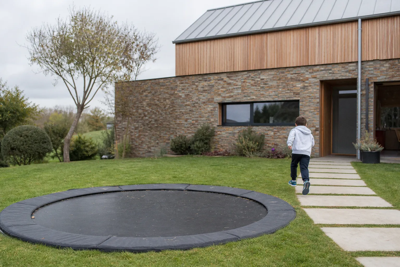 Trampoline pour enfants : à quel âge peuvent-ils sauter en toute sécurité ?